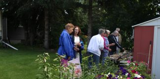 Busload of green thumbs tour valley gardens