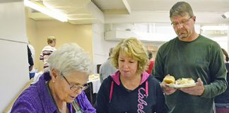 Large crowd devours 400 pounds of turkey